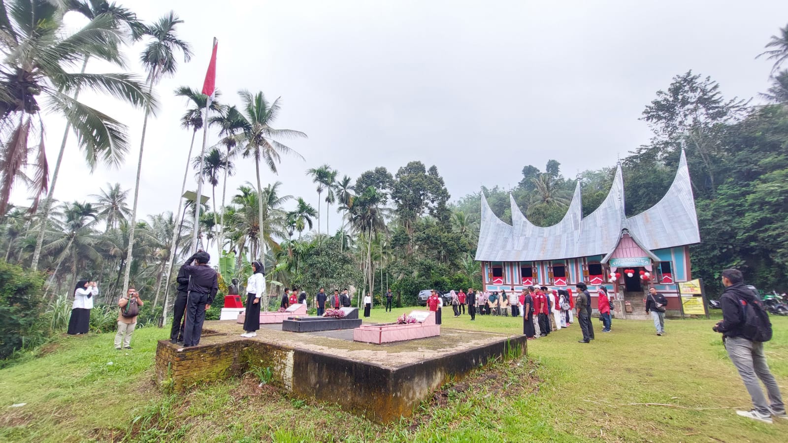 Upacara peringatan Hari Ulang Tahun (HUT) ke-78 Republik Indonesia  digelar di makam dan rumah kelahiran Ibrahim Datuk Tan Malaka  di Nagari Pandam Gadang, Kecamatan Gunuang Omeh
